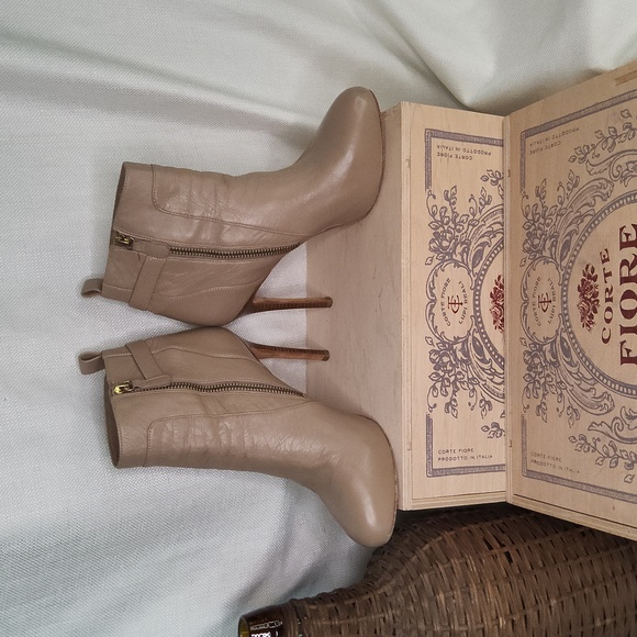 Ann Taylor tan leather shoe booties heels boots 7 B - Picture 4 of 5